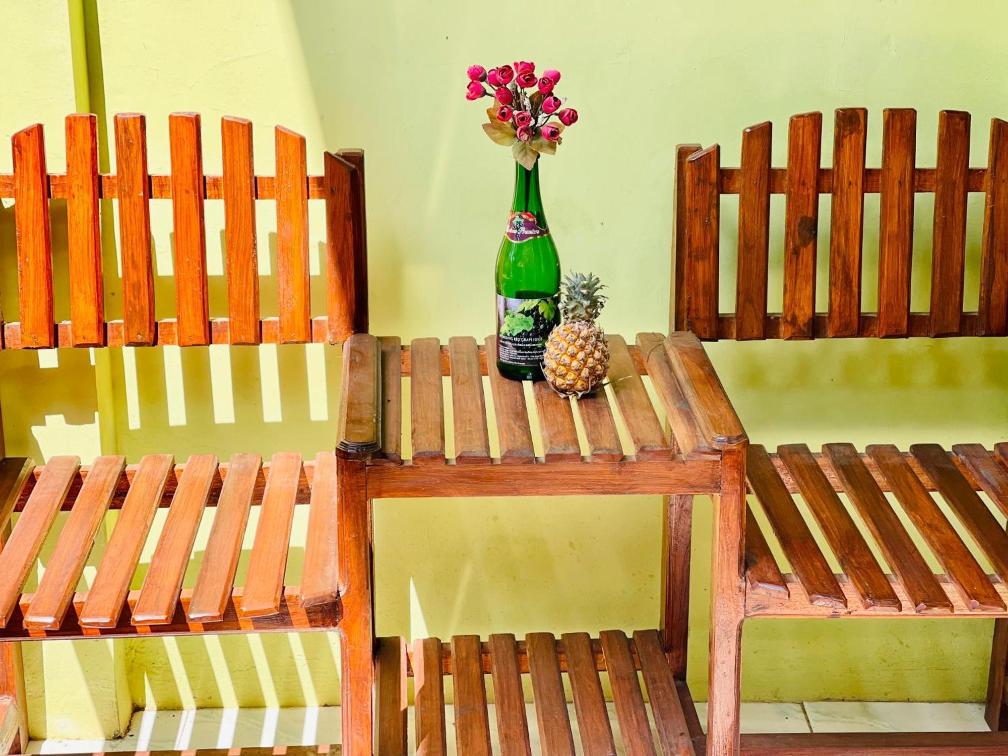 Kurnia Family Homestay & Restaurant! Huu Exterior foto